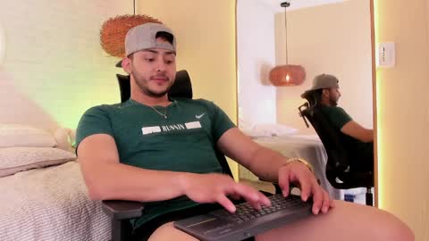 dylan_vega01 online show from April 10, 2:33 pm