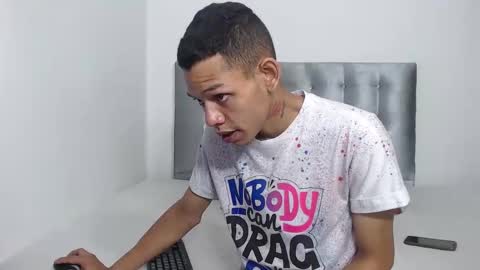 Snapshot of dylandevilx chatting on October 29, 7:04 pm Dylan.. online show from October 29, 7:04 pm