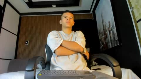 dylanroyce_ online show from April 13, 12:32 pm