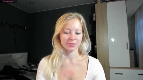 Snapshot of e___lisa chatting on March 6, 5:03 am fansly - yourbestbaby online show from March 6, 5:03 am