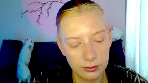 Lily online show from April 18, 7:01 am