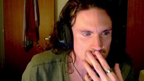 Snapshot of earthyboy chatting on May 25, 5:24 am Earthy online show from May 25, 5:24 am