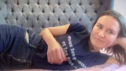 Nadia Ferreira  online show from January 16, 9:13 am