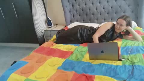 Nadia Ferreira  online show from April 13, 9:59 am