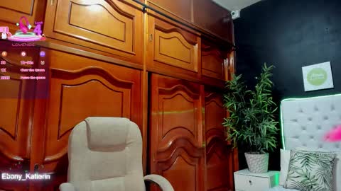 Snapshot of ebony_katterin chatting on December 16, 10:42 am ebony_katterin online show from December 16, 10:42 am