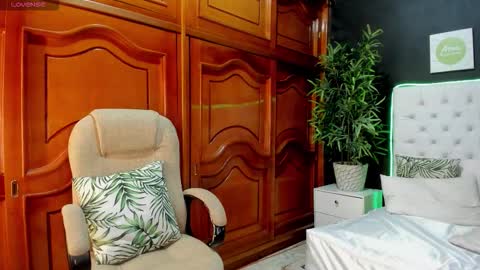 Snapshot of ebony_katterin chatting on December 18, 11:16 am ebony_katterin online show from December 18, 11:16 am