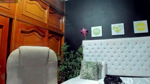 Snapshot of ebony_katterin chatting on February 4, 11:27 am ebony_katterin online show from February 4, 11:27 am