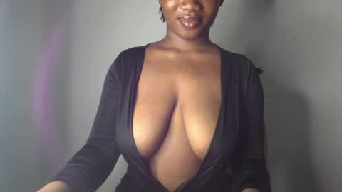 Snapshot of ebony_pussy98 chatting on December 5, 5:04 am delilah online show from December 5, 5:04 am
