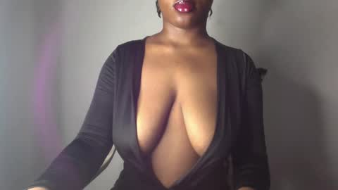 Snapshot of ebony_pussy98 chatting on December 19, 3:40 am delilah online show from December 19, 3:40 am
