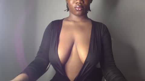 Snapshot of ebony_pussy98 chatting on February 12, 5:37 am delilah online show from February 12, 5:37 am