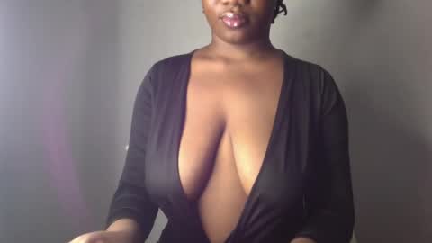 Snapshot of ebony_pussy98 chatting on February 27, 2:53 am delilah online show from February 27, 2:53 am