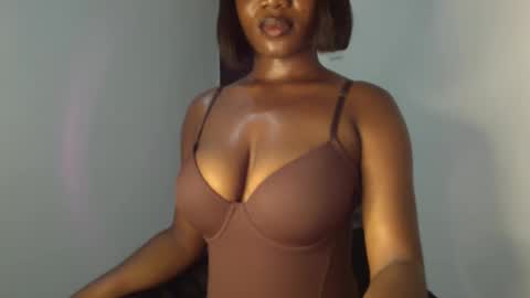 Snapshot of ebony_pussy98 chatting on March 18, 6:44 pm delilah online show from March 18, 6:44 pm