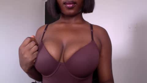 Snapshot of ebony_pussy98 chatting on March 20, 10:42 am delilah online show from March 20, 10:42 am