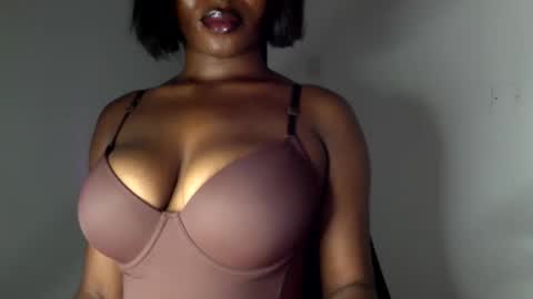 Snapshot of ebony_pussy98 chatting on March 27, 6:51 pm delilah online show from March 27, 6:51 pm