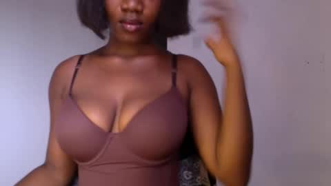 Snapshot of ebony_pussy98 chatting on March 28, 10:26 am delilah online show from March 28, 10:26 am