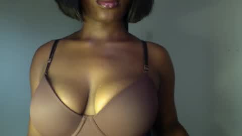 Snapshot of ebony_pussy98 chatting on April 8, 10:59 am delilah online show from April 8, 10:59 am