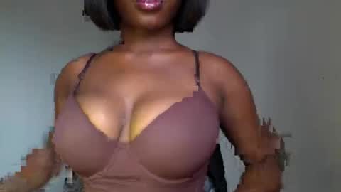 Snapshot of ebony_pussy98 chatting on April 12, 11:15 am delilah online show from April 12, 11:15 am