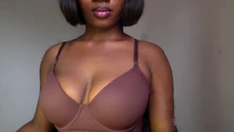 Snapshot of ebony_pussy98 chatting on April 18, 11:14 am delilah online show from April 18, 11:14 am