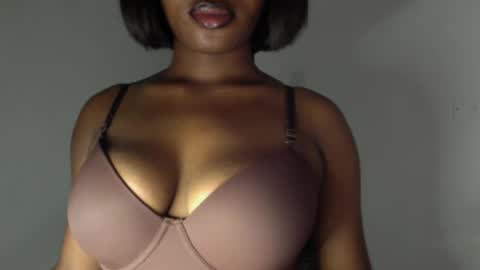 Snapshot of ebony_pussy98 chatting on April 19, 6:21 pm delilah online show from April 19, 6:21 pm