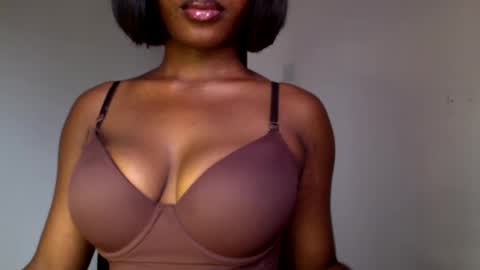 Snapshot of ebony_pussy98 chatting on April 22, 9:44 am delilah online show from April 22, 9:44 am