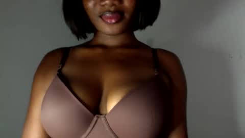 Snapshot of ebony_pussy98 chatting on April 27, 7:01 pm delilah online show from April 27, 7:01 pm