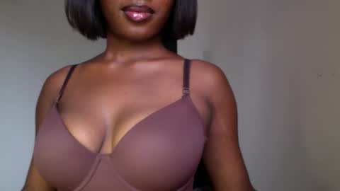 Snapshot of ebony_pussy98 chatting on April 28, 10:42 am delilah online show from April 28, 10:42 am