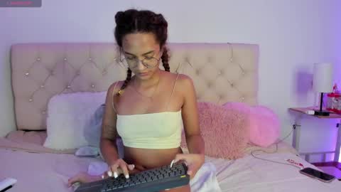 Snapshot of ebonygoddes03 chatting on December 16, 5:27 am Queen Ebony online show from December 16, 5:27 am