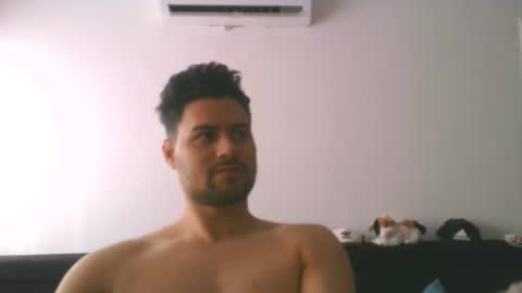 Snapshot of edgaroos chatting on February 13, 12:32 pm ZohanMohamed online show from February 13, 12:32 pm