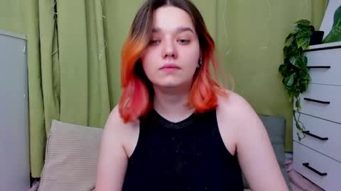 Snapshot of edna_dana chatting on December 17, 7:09 pm Edna online show from December 17, 7:09 pm