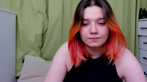 Snapshot of edna_dana chatting on December 19, 6:59 pm Edna online show from December 19, 6:59 pm