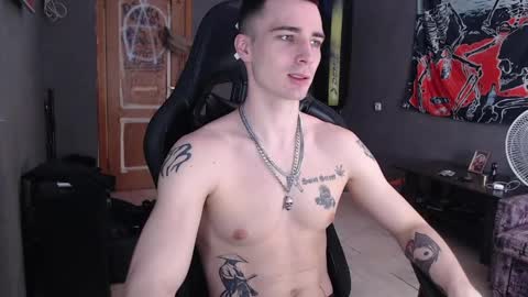 Snapshot of eduard_loveee chatting on May 6, 9:47 am Eduar online show from May 6, 9:47 am