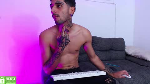 Snapshot of edward_johnsonn chatting on December 16, 1:27 pm edward_johnsonn online show from December 16, 1:27 pm