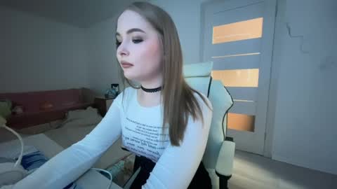 Lili online show from May 8, 7:03 am