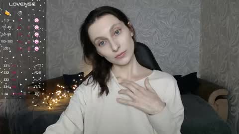 Snapshot of effy_gray chatting on November 11, 4:45 am Anna online show from November 11, 4:45 am