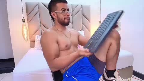 Snapshot of eithanconnorr chatting on March 12, 3:07 pm Eithan Connor online show from March 12, 3:07 pm