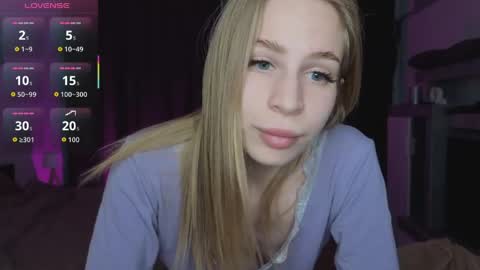 Snapshot of el1s_evans chatting on April 18, 11:03 am please read my bio there is information about private shows and about my personality online show from April 18, 11:03 am