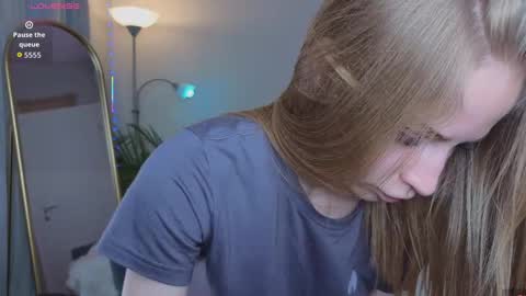 Snapshot of el1s_evans chatting on April 25, 10:07 am please read my bio there is information about private shows and about my personality online show from April 25, 10:07 am