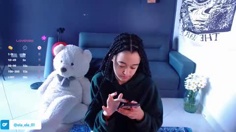 Snapshot of ela_0 chatting on January 10, 8:15 pm Ela Help me reach 100 thumbs up online show from January 10, 8:15 pm