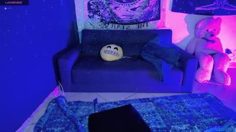 Snapshot of ela_0 chatting on January 16, 12:55 am Ela Help me reach 100 thumbs up online show from January 16, 12:55 am