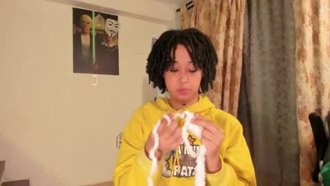 Snapshot of ela_0 chatting on March 5, 11:38 am Ela Help me reach 100 thumbs up online show from March 5, 11:38 am