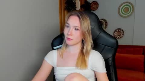 elaravoltage online show from March 16, 5:44 am