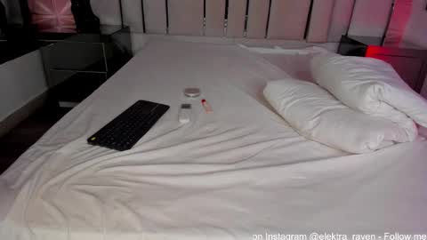 Snapshot of elektra_raven chatting on September 27, 3:06 pm elektra_raven online show from September 27, 3:06 pm