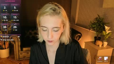 Snapshot of elen__moore chatting on May 16, 6:43 am Elen online show from May 16, 6:43 am