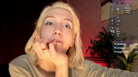 Snapshot of elen__moore chatting on May 31, 6:09 pm Elen online show from May 31, 6:09 pm