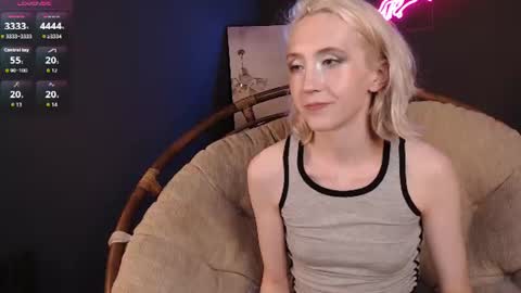 Snapshot of elen__moore chatting on June 10, 1:54 pm Elen online show from June 10, 1:54 pm