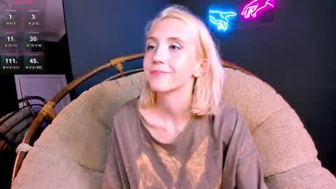 Snapshot of elen__moore chatting on June 14, 11:23 am Elen online show from June 14, 11:23 am
