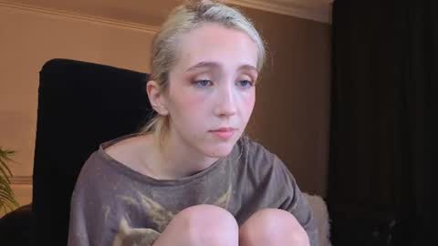 Snapshot of elen__moore chatting on July 9, 5:33 am Elen online show from July 9, 5:33 am