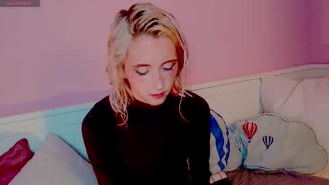 Snapshot of elen__moore chatting on July 19, 5:33 am Elen online show from July 19, 5:33 am
