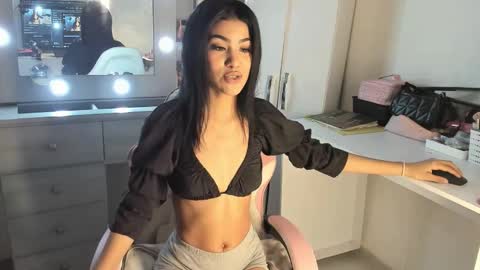 Snapshot of elettra_bennet chatting on February 7, 3:10 am elettra_bennet online show from February 7, 3:10 am