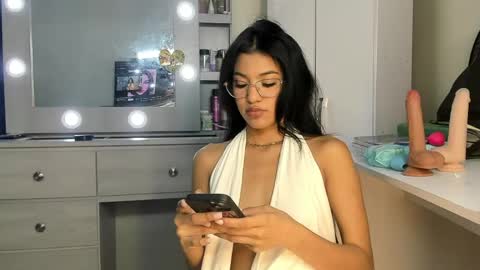 Snapshot of elettra_bennet chatting on May 16, 2:19 am elettra_bennet online show from May 16, 2:19 am